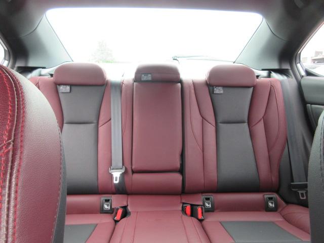 フロントシート同様に 身体にフィットしやすい形状と、なっています。背もたれと座面ともに十分なサイズで、ボリューム感があるので座り心地がいい。