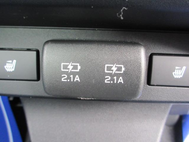 後部座席にも、USB出力電源がついています。後部座席で、直接、スマートフォンなど充電が可能です。他にも、電源が必要な場面に、大活躍。家族や仲間など、大勢でお出かけやドライブの際には、必需品です。