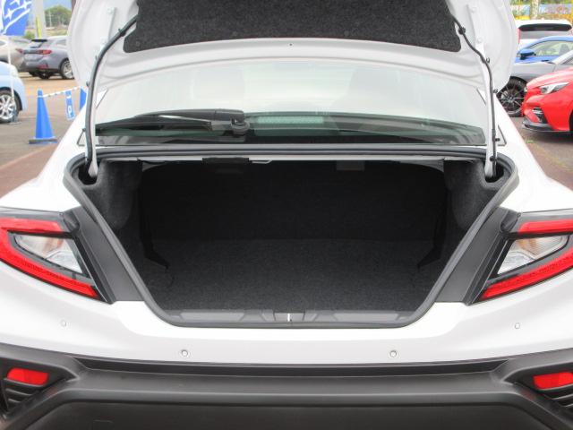 トランクルーム  アクティブライフや日常での使い勝手と、パフォーマンスを両立させるため、アグレッシブなデザインでありながら、ベビーカーやゴルフバッグが入る広いトランクスペースを確保。