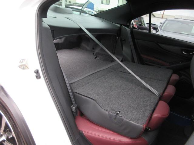 リヤシートバックを倒すだけで、トランクから後席エリアまでをワンフロアの広いラゲッジスペースにできるので、愛用のサーフボードやロードバイクなどを安心して室内に積載できます。