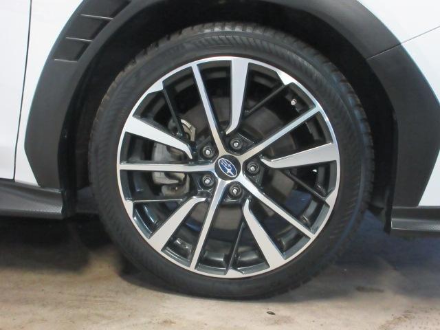 右前 18インチアルミホイール   タイヤサイズは、245/40R18です。