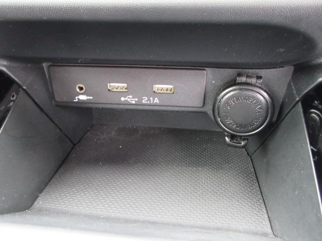 スマートフォンなど充電が可能なUSB出力電源を備えています