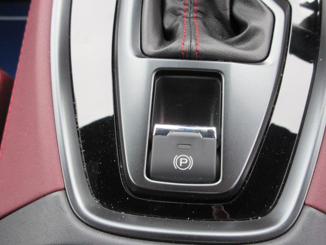 電動パーキングブレーキ 力の弱い人や、引き加減によってブレーキがしっかりかからないという心配はご無用!パーキングブレーキのかけ忘れや、発進時のパーキングブレーキの解除のし忘れを未然に防止し、安心装備。