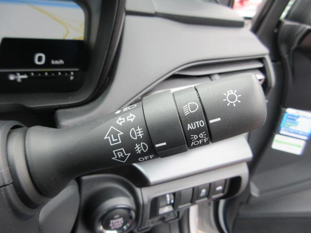 周囲の明るさに合わせてライトの点灯/消灯を自動的に行うオートライト装備。ライトをつけ忘れることなく、必要な時に使用できるので便利な機能です。自分の存在を、知らすことも出来、安心・安全といえます。