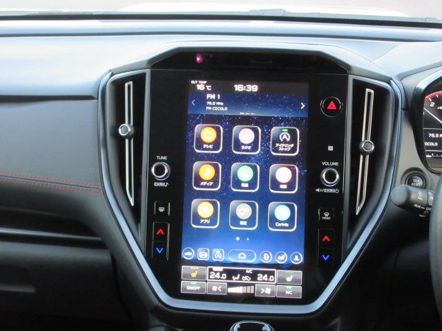 �����ɂP�P�D�U�C���`�̃Z���^�[�C���t�H���[�V�����f�B�X�v���C���c�^�ɔz�u�B�C���t�H�e�C�������g�V�X�e���̓��ڂɂ��A�G���^�[�e�C�������g�@�\��A�ԗ����A�G�A�R����e��ݒ葀����W�񂵂܂����B