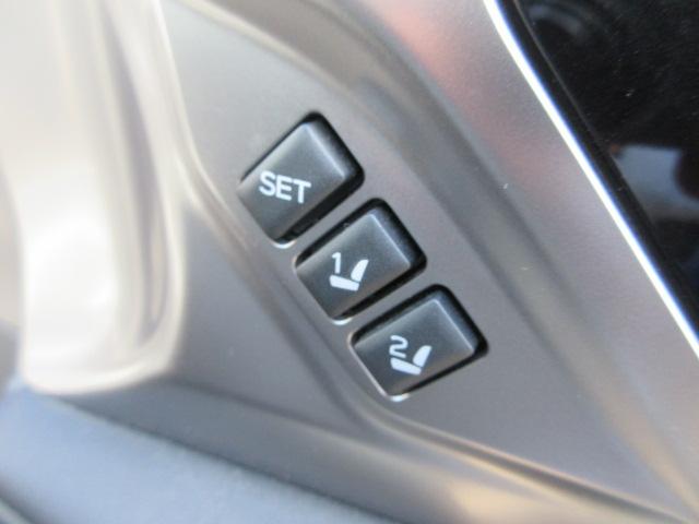 運転席シートメモリー機能あなた好みのシートポジションが記憶できます。ご自身のベストポジションが記憶できるので、いちいちポジションを選ぶ必要なし。この車は、あなたの一部のようなもの。