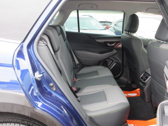 後席は、余裕のある足下スペース。大人がゆったりくつろいで座れる快適な空間を確保。ゆったりくつろげる後席空間です。家族みんなでのお出かけや長距離ドライブも疲れにくいので、愉しく、社内の雰囲気が、和やか。