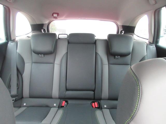 フロント同様に、乗り心地の良さとホールド性を両立させています。衝撃吸収性に優れた素材を採用。乗員を包み込み、適度なたわみが乗員の身体を安定させます。