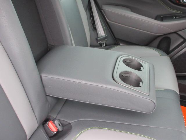 後部座席には、アームレストが装備されています。後席に同乗される方も、快適です。カップホルダーがついています。
