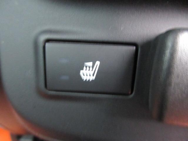 リヤシートにも、シートヒーターがついて、２段階の温度調整が可能です。リヤシートに乗られるご家族やご友人も、快適なドライブをお愉しみいただけます。