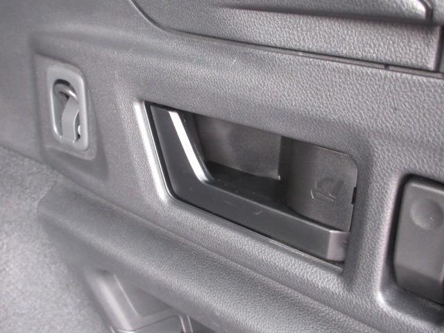 ワンタッチで、後部座席を倒すことができます。お子様やシニア層、そして女性でも簡単に操作できます。操作の簡単さに、感動されるのではないでしょうか？