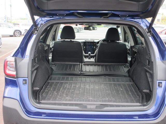 リヤシート背もたれを倒せば、釣り竿やシャフトの長いゴルフ道具やスノーボードを積み込むことが可能です。また、車中泊もできます。