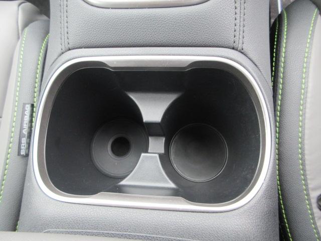 前席ドリンクホルダーは、シフトの後方に並列配置。運転席・助手席の方が、それぞれ使いやすさを感じて頂けます。