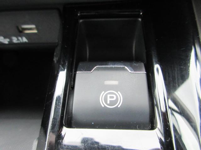 電動パーキングブレーキ　力の弱い人や、引き加減によってブレーキがしっかりかからないという心配はご無用！パーキングブレーキのかけ忘れや、発進時のパーキングブレーキの解除のし忘れを未然に防止し、安心装備。