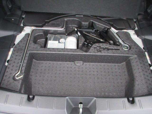 �t���A�{�[�h�̉��ɂ̓T�u�g�����N���̗p�B�������X�}�[�g�Ɏ��[�ł���֗��ȃX�y�[�X�ł��B�g������́A�ƂĂ������B�厖�ȏ�����M�d�i���ꎞ�I�Ɏ��[���邱�Ƃ��\�B���̑��A�F�X�ȏ�ʂŁA�����Ɩ𗧂��܂��B