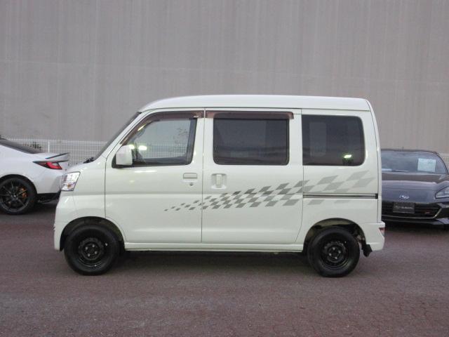 サンバーバン VC スマートアシスト CDオーディオ リモコンキー マニュアルエアコン アクセサリーソケット 光軸調整ダイヤル パワステ オーバーヘッドシェルフ パワーウインドウ 運転席乗降グリップ 助手席乗降グリップ カップホルダー(3枚目)