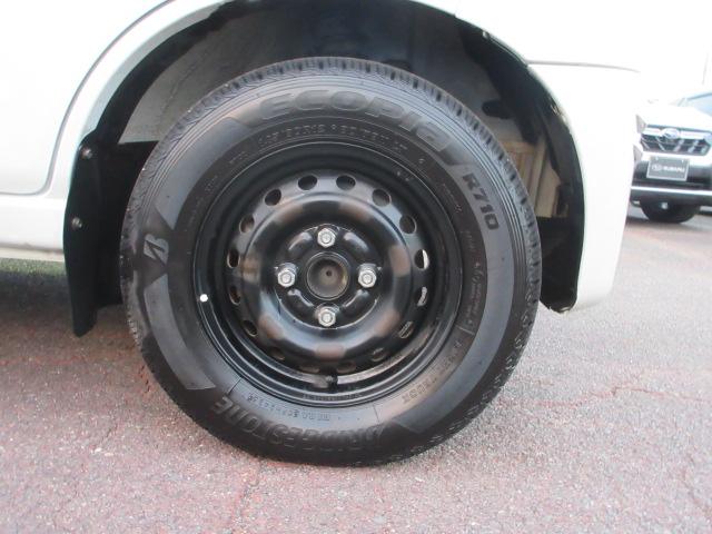 サンバーバン VC スマートアシスト CDオーディオ リモコンキー マニュアルエアコン アクセサリーソケット 光軸調整ダイヤル パワステ オーバーヘッドシェルフ パワーウインドウ 運転席乗降グリップ 助手席乗降グリップ カップホルダー(7枚目)