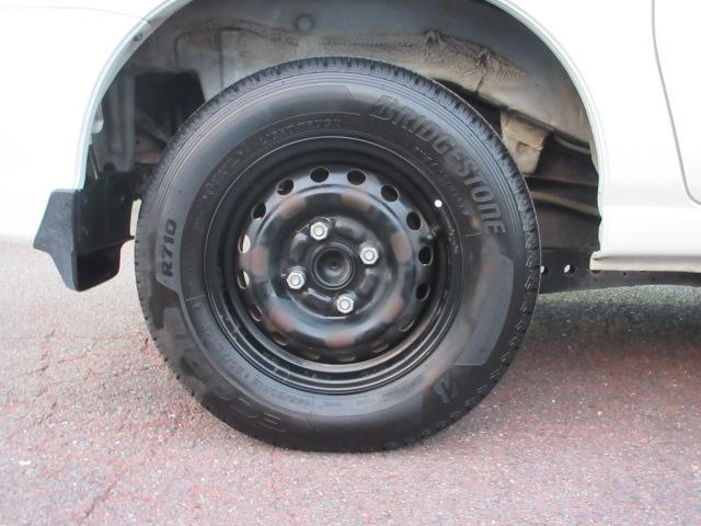 サンバーバン VC スマートアシスト CDオーディオ リモコンキー マニュアルエアコン アクセサリーソケット 光軸調整ダイヤル パワステ オーバーヘッドシェルフ パワーウインドウ 運転席乗降グリップ 助手席乗降グリップ カップホルダー(8枚目)