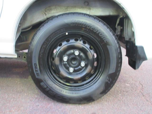 サンバーバン VC スマートアシスト CDオーディオ リモコンキー マニュアルエアコン アクセサリーソケット 光軸調整ダイヤル パワステ オーバーヘッドシェルフ パワーウインドウ 運転席乗降グリップ 助手席乗降グリップ カップホルダー(9枚目)