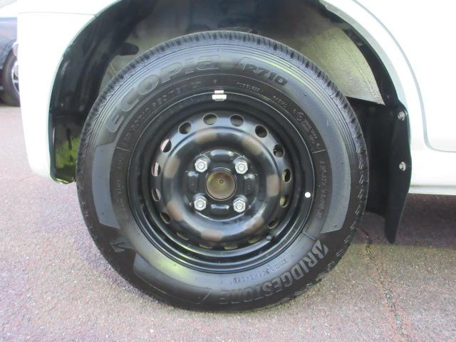 サンバーバン VC スマートアシスト CDオーディオ リモコンキー マニュアルエアコン アクセサリーソケット 光軸調整ダイヤル パワステ オーバーヘッドシェルフ パワーウインドウ 運転席乗降グリップ 助手席乗降グリップ カップホルダー(10枚目)