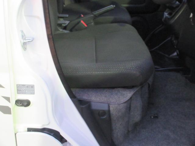 サンバーバン VC スマートアシスト CDオーディオ リモコンキー マニュアルエアコン アクセサリーソケット 光軸調整ダイヤル パワステ オーバーヘッドシェルフ パワーウインドウ 運転席乗降グリップ 助手席乗降グリップ カップホルダー(15枚目)