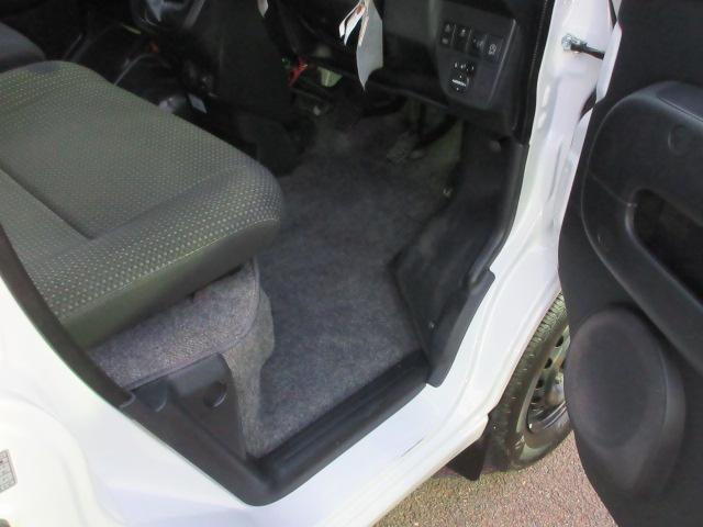 サンバーバン VC スマートアシスト CDオーディオ リモコンキー マニュアルエアコン アクセサリーソケット 光軸調整ダイヤル パワステ オーバーヘッドシェルフ パワーウインドウ 運転席乗降グリップ 助手席乗降グリップ カップホルダー(17枚目)