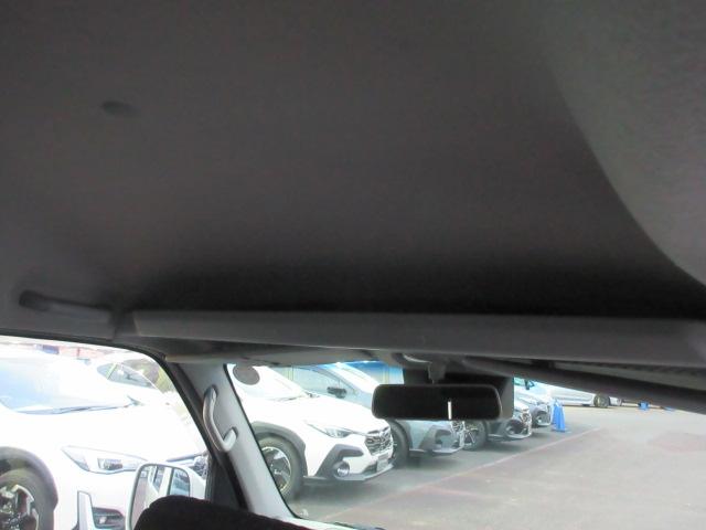 サンバーバン VC スマートアシスト CDオーディオ リモコンキー マニュアルエアコン アクセサリーソケット 光軸調整ダイヤル パワステ オーバーヘッドシェルフ パワーウインドウ 運転席乗降グリップ 助手席乗降グリップ カップホルダー(22枚目)