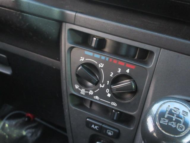 サンバーバン VC スマートアシスト CDオーディオ リモコンキー マニュアルエアコン アクセサリーソケット 光軸調整ダイヤル パワステ オーバーヘッドシェルフ パワーウインドウ 運転席乗降グリップ 助手席乗降グリップ カップホルダー(28枚目)