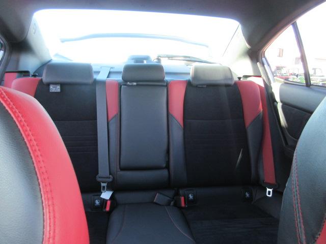 �����V�[�g�̃z�[���h���ɂ��\���z�����܂����B�t�����g���l�ɁA���C�����ƃT�|�[�g���ōd���̈قȂ�p�b�h��g�ݍ��킹�ėp���邱�ƂŁA���S�n�̗ǂ��ƃz�[���h���𗼗������Ă��܂��B