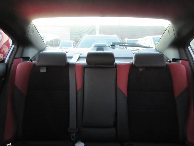 �����V�[�g�̃z�[���h���ɂ��\���z�����܂����B�t�����g���l�ɁA���C�����ƃT�|�[�g���ōd���̈قȂ�p�b�h��g�ݍ��킹�ėp���邱�ƂŁA���S�n�̗ǂ��ƃz�[���h���𗼗������Ă��܂��B