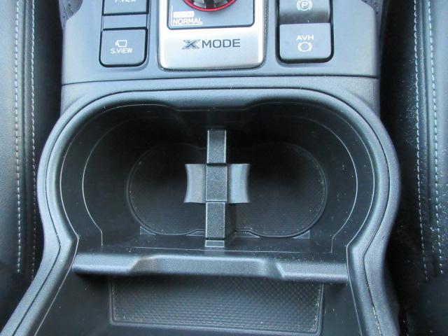 �O�ȃh�����N�z���_�[�́A�V�t�g�̌���ɕ���z�u�B�J�b�v�z���_�[�����ɔz�u���邱�ƂŁA�J�b�v�z���_�[�ɒu�����h�����N�����o���₷���z�u�ł��B�^�]�ȁE����Ȃ̕����A���ꂼ��g���₷���������Ē����܂��B