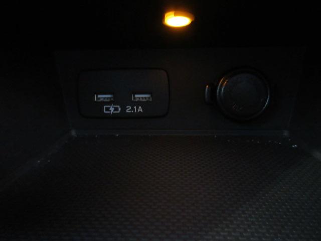 �X�}�[�g�t�H���ȂǏ[�d���\�Ȃt�r�a�o�͓d����d���\�P�b�g������Ă��܂�