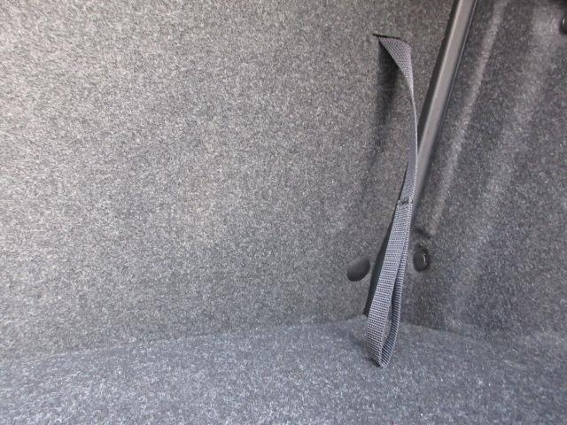 �����V�[�g�̃V�[�g�o�b�N���E�ɉ׎�����V�[�g�o�b�N��|����X�g���b�v�𑕔��B�@�����E�׎��̗�������V�[�g�o�b�N��|�����Ƃ��\�ŁA�ו��ςݍ��ݎ��̗��֐��̂��l�����Ă��܂��B