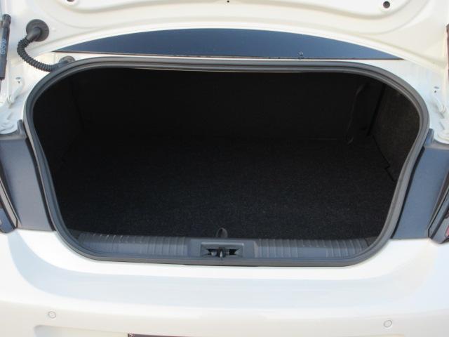 �g�����N���[���ɂ́A�Q�l���̃����O�h���C�u�̉ו���������Ǝ��܂�X�y�[�X���m�ہB