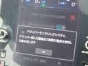 ドライバーモニタリングシステム。車に乗り込むと室内に設置された専用のカメラがドライバーの顔を認識し安全運転を支援したりあらかじめ設定したシートポジションやドアミラー角度を自動再現します。
