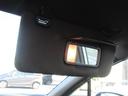 運転席サンバイザーには、ライト付きミラーが装備されています。身だしなみにも大活躍。