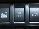ＳＲＨ　ハンドル操作や車速に合わせて、ヘッドランプの光軸を自動で調整し、コーナーや交差点での進行方向を照らして、視認性を高めるシステムです。