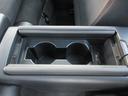 コンソール内にカップホルダーを配置。財布やスマートフォンなどの平らな物も収納できる形状。お好きなものを収納ください。飲み物を飲みながらみんなで愉しいドライブを実感してください。