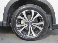 右前　１８インチアルミホイール　　　タイヤサイズは、２２５／５５Ｒ１８です。 7