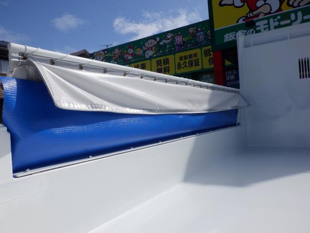 ファイター フルキャブ高機能パッケージ新明和強化ダンプ３．３５トン　２２０馬力　本革シート　純正メッキパーツ　電動コボレーン　リヤダム　中間ピン　鳥居プロテクタ　左右ラダー　純正アルコアアルミ７本　ヒーター付き左電格リモコンミラー　ＥＺＧＯ　キーレス　ベッド　カーテン（68枚目）