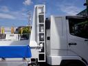 フルキャブ高機能パッケージ新明和強化ダンプ３．３５トン　２２０馬力　本革シート　純正メッキパーツ　電動コボレーン　リヤダム　中間ピン　鳥居プロテクタ　左右ラダー　純正アルコアアルミ７本　ヒーター付き左電格リモコンミラー　ＥＺＧＯ　キーレス　ベッド　カーテン（71枚目）