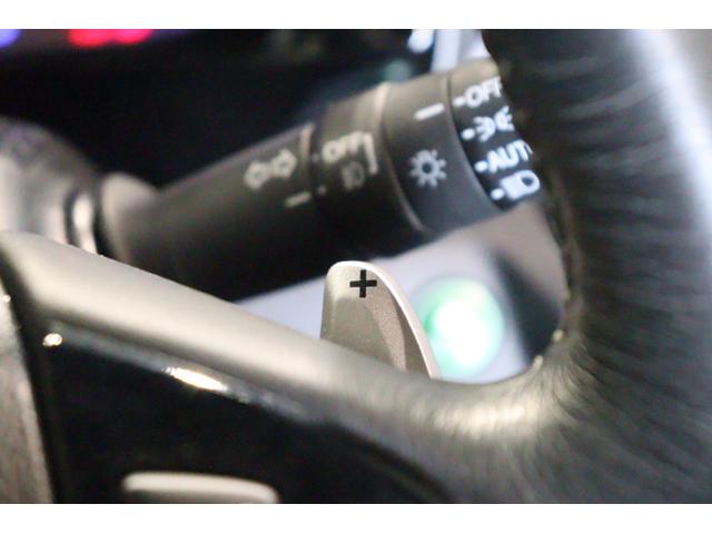 周りが薄暗くなったら自動点灯するオートライトを装備。