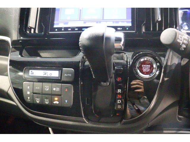 シフトレバー。ぜひ一度お客様の目で確認してください。