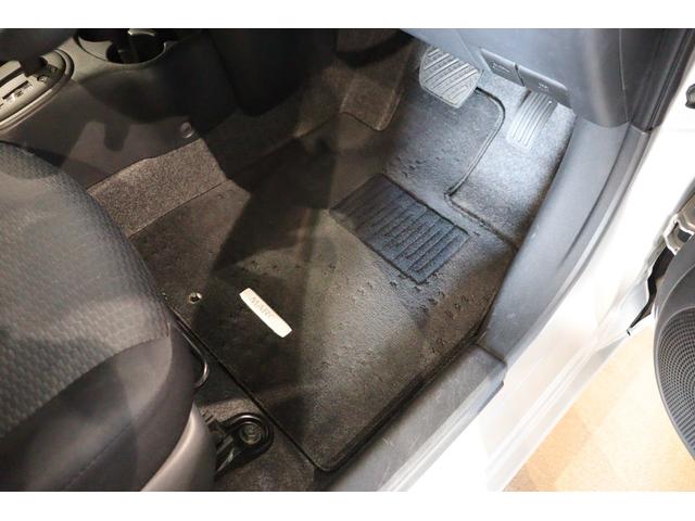 マーチ １２Ｘ　スマートキー　アイドリングストップ　ＣＶＴ　盗難防止システム　衝突安全ボディ　ＡＢＳ　ＣＤ　ミュージックプレイヤー接続可　エアコン　パワーステアリング　パワーウィンドウ（7枚目）