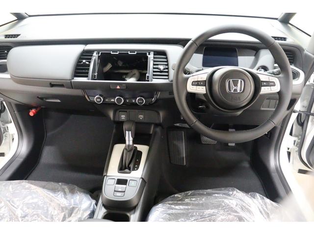 フィット ｅ：ＨＥＶホーム　クリアランスソナー　クルーズコントロール　レーンアシスト　衝突被害軽減システム　オートライト　ＬＥＤヘッドランプ　スマートキー　アイドリングストップ　電動格納ミラー　ＣＶＴ　盗難防止システム（2枚目）