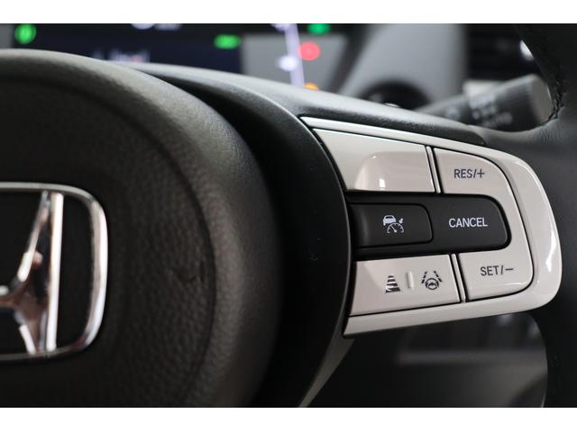 フィット ｅ：ＨＥＶホーム　クリアランスソナー　クルーズコントロール　レーンアシスト　衝突被害軽減システム　オートライト　ＬＥＤヘッドランプ　スマートキー　アイドリングストップ　電動格納ミラー　ＣＶＴ　盗難防止システム（9枚目）