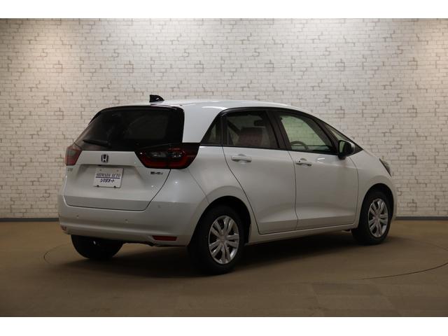 フィット ｅ：ＨＥＶホーム　クリアランスソナー　クルーズコントロール　レーンアシスト　衝突被害軽減システム　オートライト　ＬＥＤヘッドランプ　スマートキー　アイドリングストップ　電動格納ミラー　ＣＶＴ　盗難防止システム（16枚目）