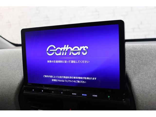 フリード エアー　クリアランスソナー　クルーズコントロール　レーンアシスト　衝突被害軽減システム　両側電動スライドドア　オートライト　ＬＥＤヘッドランプ　スマートキー　電動格納ミラー　３列シート　ウォークスルー（4枚目）