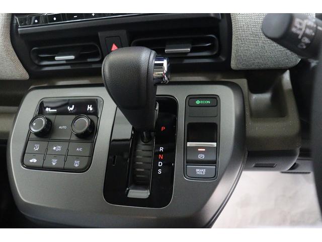 フリード エアー　クリアランスソナー　クルーズコントロール　レーンアシスト　衝突被害軽減システム　両側電動スライドドア　オートライト　ＬＥＤヘッドランプ　スマートキー　電動格納ミラー　３列シート　ウォークスルー（6枚目）