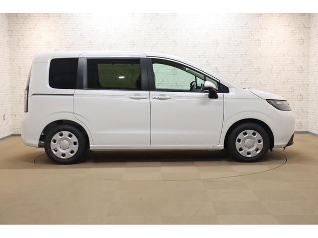 フリード エアー　クリアランスソナー　クルーズコントロール　レーンアシスト　衝突被害軽減システム　両側電動スライドドア　オートライト　ＬＥＤヘッドランプ　スマートキー　電動格納ミラー　３列シート　ウォークスルー（16枚目）